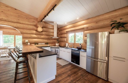 Val-des-Lacs Ski Chalet | Nature Haven - Hot Tub, Trails, & Lake Access