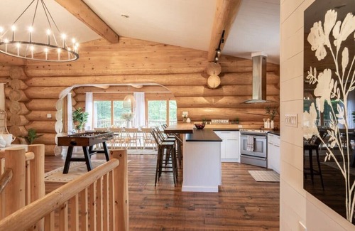 Val-des-Lacs Ski Chalet | Nature Haven - Hot Tub, Trails, & Lake Access