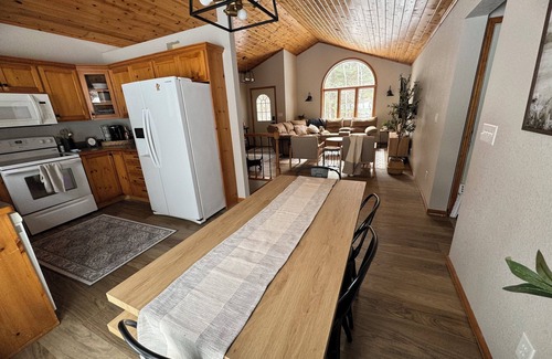 Lake Shore House | Nature Lovers Escape: Charming 3-bedroom house in soothing Nisswa with WiFi, AC