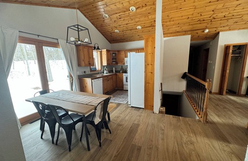 Lake Shore House | Nature Lovers Escape: Charming 3-bedroom house in soothing Nisswa with WiFi, AC