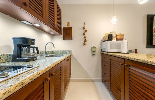 Centro - Supmza 001 Condo | Nautibeach Resort Deluxe ground floor apartment