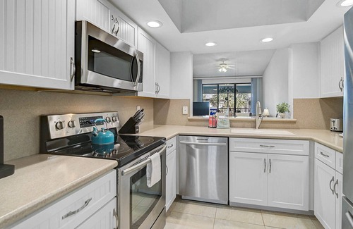 South Bradenton Condo | Nautical Nest – Cozy Poolside Condo, Near Beaches!