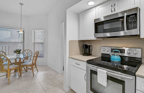 South Bradenton Condo | Nautical Nest – Cozy Poolside Condo, Near Beaches!