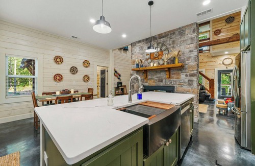 Golden Cabin | Navajo Rug-Creek/Hot Tub/Playground/Firepit/Swing Bed/Grill/Pet Friendly