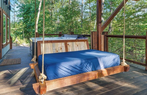 Golden Cabin | Navajo Rug-Creek/Hot Tub/Playground/Firepit/Swing Bed/Grill/Pet Friendly