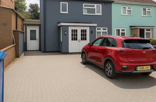 Maidenhead House | Nayla House – Cozy 4BR with Garden & Parking