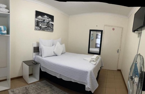 UPhongolo Bed & Breakfast | Ncotshane BnB