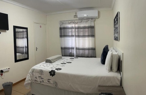 UPhongolo Bed & Breakfast | Ncotshane BnB