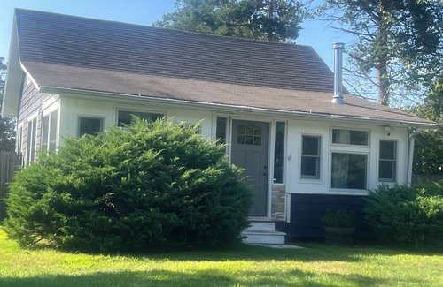 Center Moriches House | nCozy, serene waterfront 3- br cottage Walk to beach, minutes to Both L.I. Forks