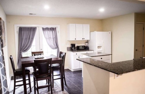 Columbia House | Near Bases, USC & Shops - The Columbia Crash Pad