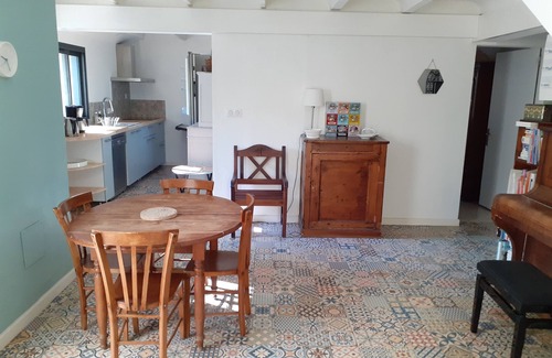 Boutonnet House | Near center with garden and garage