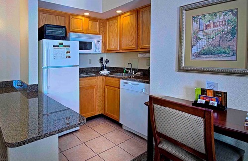 Graysville Apartment | Near CHA Airport | Free Breakfast. Pool & Gym Access.