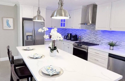 Southwest Anaheim Villa | Near Disneyland, 6BR, 4BA Pool/Hut Tub, 3300 sqft