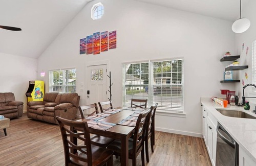 St. Augustine House | Near Downtown | TVs,Arcade,Games, Fun!-3BR/2BA/6BD