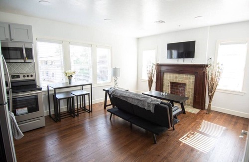 Central Oklahoma City Apartment | 🎬 Near Film Row District 🎬 Walkable80 ★Historic★