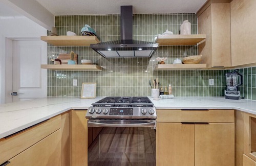 Victory Hills House | Near Nob Hill | Great Backyard