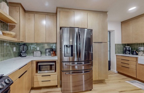 Victory Hills House | Near Nob Hill | Great Backyard