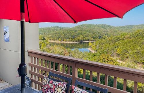 Indian Point Apartment | Near Silver Dollar City! Condo with Hot Tub and Lake