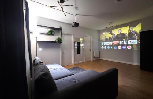 Abbey Apartment | Near South Wimbledon Station, 2BR, Sleep 7, King beds