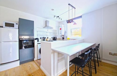 Abbey Apartment | Near South Wimbledon Station, 2BR, Sleep 7, King beds