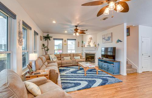 Surfside Beach House | Near Surfside Jetty County Park Home with Deck!