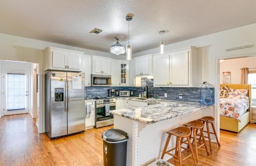 Surfside Beach House | Near Surfside Jetty County Park Home with Deck!