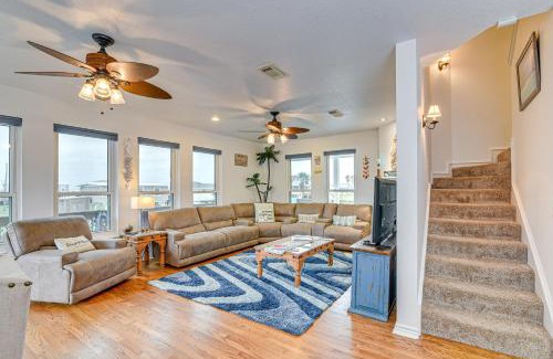 Surfside Beach House | Near Surfside Jetty County Park Home with Deck!