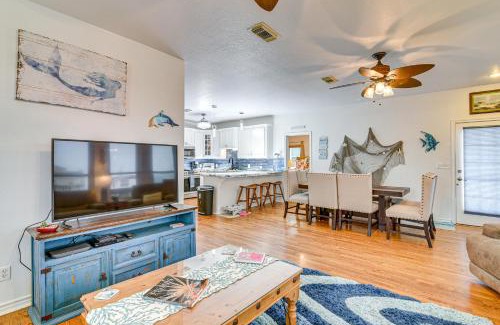 Surfside Beach House | Near Surfside Jetty County Park Home with Deck!