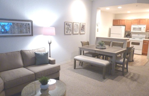 Kissimmee House | Near Theme Parks! Gorgeous 3 BR Town Home, Splash Park, Pool, Lake, And More!