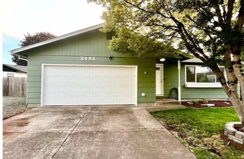 Springfield House | Near U of O, pets welcome!