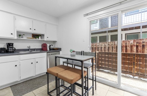 West Campus Apartment | Near UTA~Free Parking~Smart TVs~Stocked Kitchen