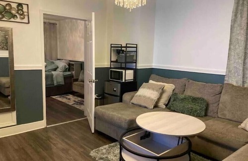 York Apartment | Near York expo center. It’s half a mile walk to the Carlisle ave entrance.