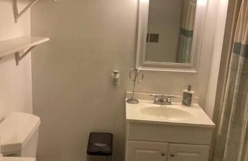 York Apartment | Near York expo center. It’s half a mile walk to the Carlisle ave entrance.