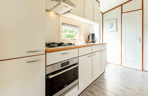 Egmond aan den Hoef Ski Chalet | Neat chalet 3.5 km from the beach in Egmond