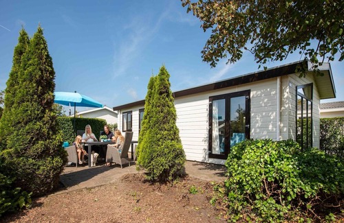 Egmond aan den Hoef Ski Chalet | Neat chalet 3.5 km from the beach in Egmond