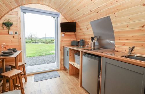 Rhosgoch Cottage | NEBO POD, with hot tub in Amlwch