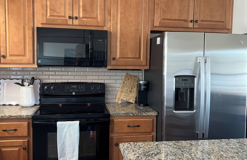 Ashville House | Neely Henry Lake bungalow with 3 bedrooms and 2 baths