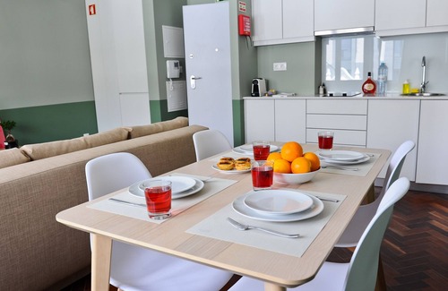 Santo Antonio Apartment | Negroni Balcony in Lisbon - by Misha's Place (1A)