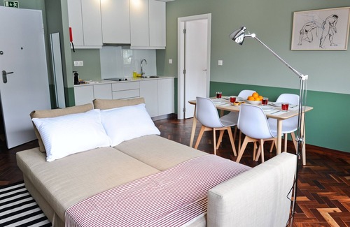 Santo Antonio Apartment | Negroni Balcony in Lisbon - by Misha's Place (1A)