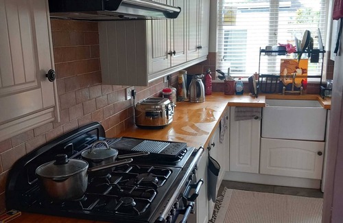 Cheltenham House | Neighbouring Cotswolds 2 bed + office room house