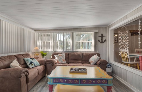 Steinhatchee House | Nell's Place in the heart of town, plenty of parking and close to the boat ramp.