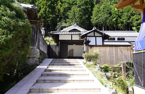 Yoshino Villa | NEOLD Private House Ancient house with a hearth surrounded by the rich nature of Yoshino