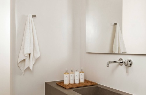 Imerovigli Hotel | NĒRO Light-Filled Suites