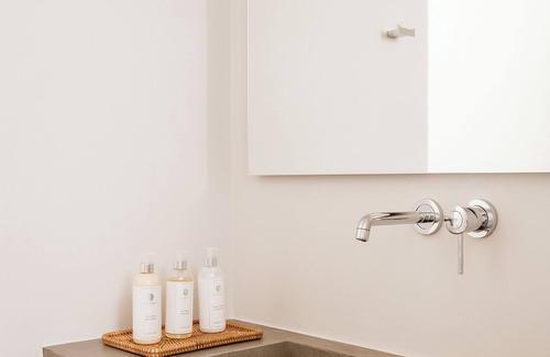 Imerovigli Hotel | NĒRO Light-Filled Suites