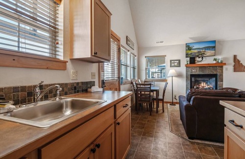 Dover Bay House | Nest in comfort and watch ospreys soar above Lake Pend Oreille. This Dover Bay hideaway blends nature, peace, and effortless style.