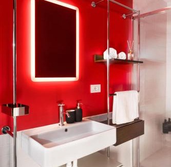 Udine Apartment | NEST LIVING - Red Velvet