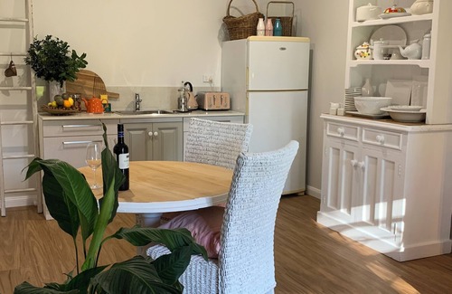 Shire of Gatton Apartment | Nestled at the Base of Toowoomba Range …A beautiful comfortable rural cottage .