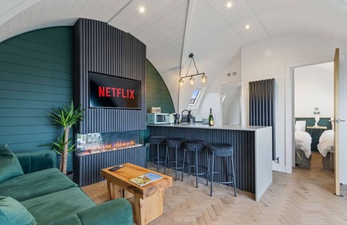 Ford Cabin | Nestledstays - The Barn House