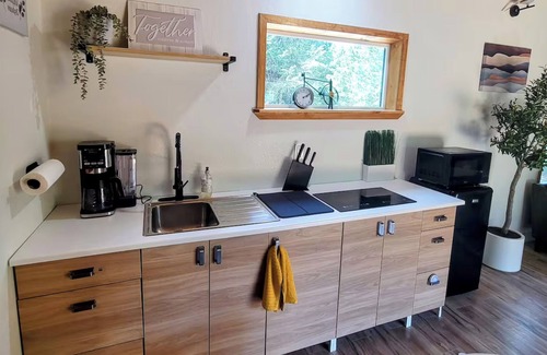 Wills Point Cabin | NestScape–-Stargaze from Bed + Outdoor Tub & Movie