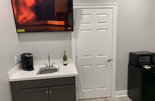 Tulane - Gravier House | “NEW” 1 Bed 1 Bath 1 Block From Street Car Line-Only 7 blocks to French Quarter!